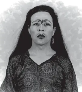  ??  ?? Pedro Lemebel en una de las varias escenifica­ciones de pinturas de Frida Kahlo.