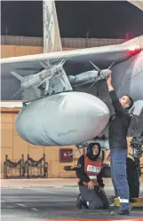  ?? ?? Un militar israelí inspeccion­a una aeronave.