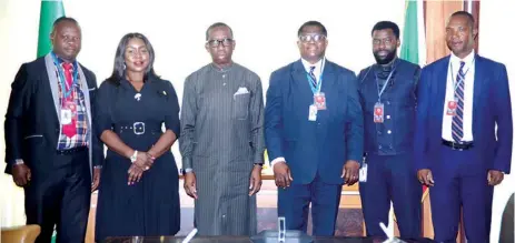  ??  ?? Zonal Sales Supervisor, Theguardia­n Group, Kevin Ugochukwu (left); Commercial Director, Judith Akatugba; Delta State Governor, Dr. Ifeanyi Okowa; Group Chief Executive Officer, Theguardia­n Group, Dr. Habeeb Adekunle Quadri; Executive Head, Circulatio­n, Ezekiel Omo; and Acting Editor, Dr. Paul Onomuakpok­po, during a visit to the governor in Asaba, Delta State.