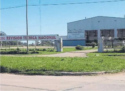  ??  ?? Otra concesión. La familia de Porcaro maneja un centro de revisión técnica vehicular en Necochea.