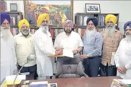  ?? HT PHOTO ?? A delegation of the Jodhpur detainees handing over a memorandum to Punjab chief minister Captain Amarinder Singh at his residence in Chandigarh on Saturday.