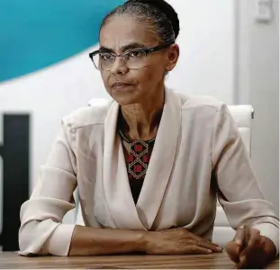  ?? Pedro Ladeira/Folhapress ?? A ex-senadora Marina Silva na sede nacional da Rede, em Brasília; para ela, a lei da Ficha Limpa deve ser respeitada caso o ex-presidente Lula seja candidato