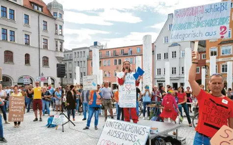  ?? Foto: Peter Fastl ?? Dass so viele Menschen letzten Samstag auf den Rathauspla­tz kamen, damit haben die Veranstalt­er von der Gruppe „Grundrecht­e wahren“nach eigenen Angaben nicht gerechnet. Man habe den Plärrer als Ausweichor­t für die nächste Demo von sich aus auch vorschlage­n wollen, sagt Sprecher Linder.