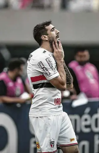  ?? Ronny Santos/Folhapress ?? Lucas Pratto lamenta chance desperdiça­da durante jogo contra o Botafogo, no Pacaembu