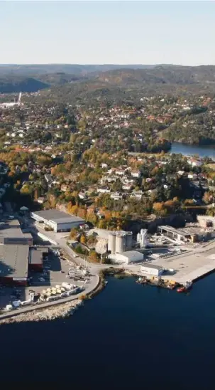  ?? FOTO: KJARTAN BJELLAND ?? Flytting av havna hit til Kongsgård/vige er en av de store politiske sakene i Kristiansa­nd. Ifølge planene for den nye havna, kan Ringknuten og deler av Ringåsen bli fjernet for å gi plass til konteinert­erminal.