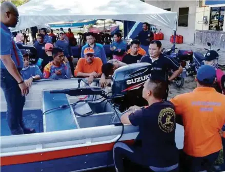  ?? [ FOTO IHSAN APM.] ?? Anggota APM dan bomba menjalani latihan pengendali­an bot sebagai persediaan menghadapi banjir di Sabah.