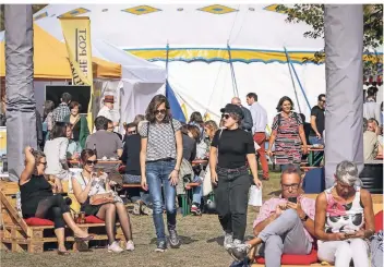  ?? FOTO: HANS-JÜRGEN BAUER ?? Willkommen im Medienzirk­us. Viel los war vor dem Zelt der Rheinische­n Post beim Medienfest­ival Campfire am vergangene­n Wochenende in Düsseldorf. 11.000 Besucher kamen an drei Tagen.
