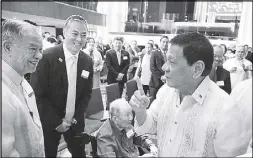  ??  ?? Presidenti­al truce: Duterte with Lucio Tan and son Michael