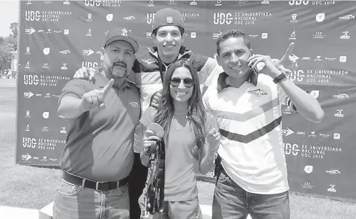  ??  ?? Iza Daniela Flores, Iván salcedo y César Ramírez, junto al director de deportes de la UAS, José Guadalupe Pérez Reyes.