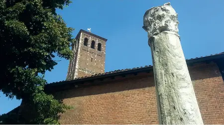  ??  ?? Una colonna popolare
La colonna imperiale o colonna del Diavolo in Piazza Sant’Ambrogio ha due fori: secondo la leggenda per i colpi inferti dal demonio