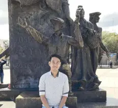  ??  ?? The author Carlo Daoana posing against one of the sculptures honoring the bullfighte­rs at Plaza de Toros.