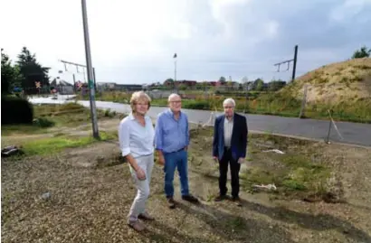  ?? FOTO SERGE MINTEN ?? De bewoners van de Hefveldstr­aat zijn de bouwwerf in hun straat al lang beu. “De vuile en verwaarloo­sde werf ligt nu al maanden stil.”