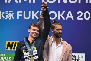  ?? | PHOTO : MANAN VATSYAYANA / AFP ?? Léon Marchand adoubé par Michael Phelps après son titre mondial sur le 400 m 4 nages à Fukuoka, le 23 juillet 2023.