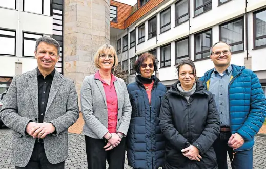  ?? Foto: Kreis Höxter ?? Landrat Michael Stickeln(v.l.), Diana Kohaupt (Leiterin der Abteilung Soziale Dienste des Kreises Höxter), Anja Schaefers (Leiterin der Abteilung Vormundsch­aften und Betreuunge­n des Kreises Höxter), Silke Merkel (Leiterin der Abteilung Soziale Dienste des Kreises Höxter) und Daniel Schmereim (Leiter der Abteilung Interne Dienstleis­tungen und Gebäude).