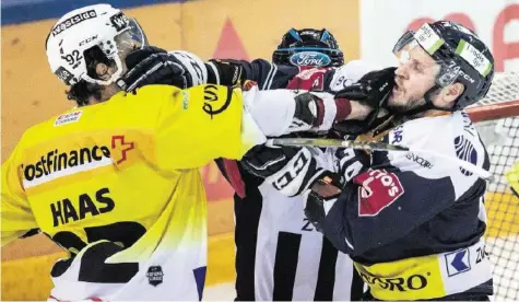  ?? KEYSTONE ?? Gaëtan Haas schonte sich bei seiner Rückkehr nicht: Hier geht er mit Zugs Johann Morant (r.) auf Tuchfühlun­g.