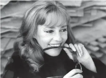 ?? FOTO: DPA ?? Selbstbewu­sstsein und Gelassenhe­it zeichneten die französisc­he Schauspiel­erin Jeanne Moreau aus. Sie ist am Montag im Alter von 89 Jahren gestorben.