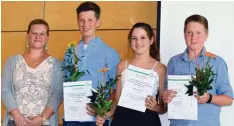  ?? Foto: Wagner ?? Auf unserem Bild sind zu sehen (von links): Klassenlei­terin Sabine Weber mit den Schülern Lukas Rauh, Maya Ueckert und Julian Edelhäuser.