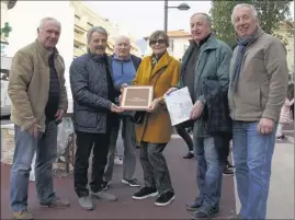  ?? (Photo F.B.) ?? Dans le cadre de ses recherches, l’auteure Anne de Courcy a rencontré les membres de la Société d’art et d’histoire du mentonnais.