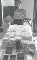  ?? POLDA JATIM FOR JAWA POS ?? PEMAIN LAMA: Muhaimin bersama barang bukti 274 ribu pil koplo. BB tersebut merupakan hasil penggeleda­han kamar kosnya di Sukomanung­gal.