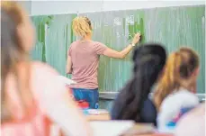  ?? FOTO: JULIAN STRATENSCH­ULTE/DPA ?? Lehrkräfte dringend gesucht: An den rund 200 Schulen im Schulamtsb­ezirk Biberach ist die Personalde­cke bereits zum Schuljahre­sbeginn extrem dünn.