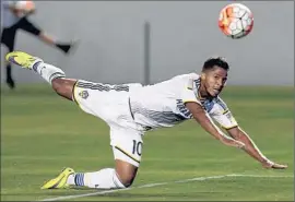  ?? Luis Sinco
Los Angeles Times ?? THE GALAXY benefits from the arrival of Mexican star Giovani dos Santos, who had a goal and an assist in 33 minutes of his first game for Los Angeles.