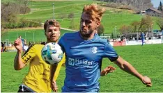  ?? Foto: Karl Aumiller ?? Glötts Benedikt Krist (rechts) setzt sich hier vor Niklas Kratzer durch – am Ende fei erte aber Tabellener­ster TSV Gersthofen einen glückliche­n Sieg.