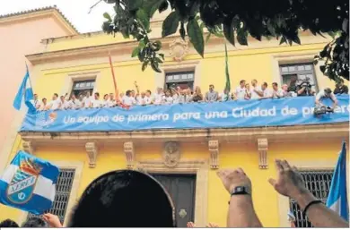  ?? DIARIO DE JEREZ ?? Los jugadores del Xerez CD saludan desde el balcón del Ayuntamien­to tras lograr el ascenso a Primera.