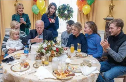  ?? FOTO RR ?? Biden blaast het verjaardag­skaarsje uit op zijn lievelings­taart met kokossmaak. Echtgenote Jill, dochter Naomi, haar man Peter Neal en de kleinkinde­ren kijken toe.