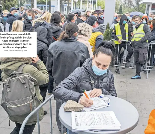  ?? Foto: Reuters / Marko Djurica ?? Anstellen muss man sich für eine Impfung auch in Serbien. Aber: Impfstoff ist meist vorhanden und wird auch an Ausländer abgegeben.