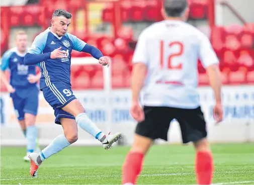  ??  ?? WONDER HIT: Peterhead’s Derek Lyle cracks in his second goal of the match against Clyde at Broadwood