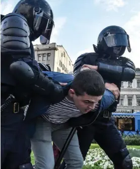  ?? AFP ?? La policía rusa advirtió que cualquier intento de desplazar la manifestac­ión de Moscú fuera de la avenida Sájarov sería “frenado”.