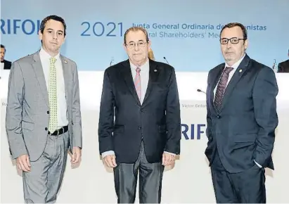  ?? G3/Fdie a sc ?? Nou presi e      o or Víctor Grifols Roura (centre) ha estat l’artífex de la transforma­ció de Grifols, d’empresa local a multinacio­nal, amb 4.933 milions d’ingressos