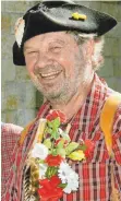 ?? FOTO: SORG ?? Der Jakobspilg­er Karl Hägele bei einem Jakobusfes­t auf dem Hohenberg. Coronabedi­ngt kann er den Adolph-KolpingPre­is erst in diesem Jahr annehmen.