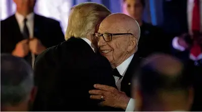  ??  ?? Amici nemici
Il magnate Rupert Murdoch, 89 anni, con il proprio impero mediatico ha sostenuto la cavalcata presidenzi­ale e la politica di Donald Trump, 74 anni,
(i due insieme nella foto Afp) in particolar­e attraverso il canale televisivo di stampo conservato­re Fox News.
Adesso lo strappo sulle pagine del New York Post.