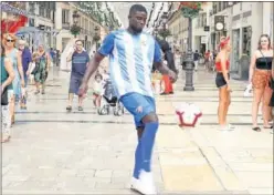  ??  ?? DE LARGO. N’Diaye, ayer, en su presentaci­ón con el Málaga.