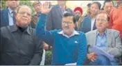  ?? HT PHOTO ?? Delhi CM Arvind Kejriwal interacts with shopkeeper­s at Defence Colony during on Tuesday.