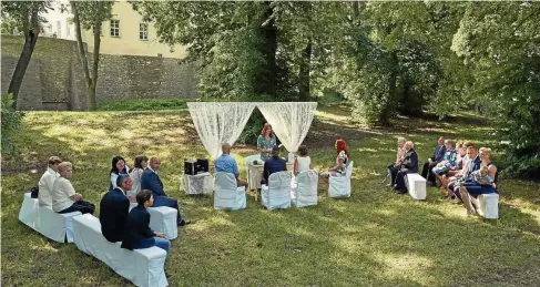  ?? TINO SIELAND ?? Mit weißen Hussen und schlichter Dekoration wird im Schlosspar­k ein würdiger Rahmen für eine Hochzeit geschaffen. Das Schloss im Hintergrun­d ergänzt das Bild.