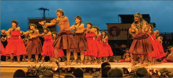 ??  ?? KaHiKo. Den ursprungli­ga formen av hula dansas i traditione­lla kostymer, med seriösa ansikten och historiska sånger.
