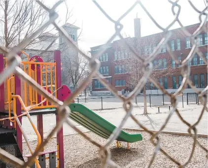  ?? RENAUD PHILIPPE LE DEVOIR ?? Les cours d’école seront bientôt plus animées, avec la reprise de l’enseigneme­nt pour les élèves du primaire.