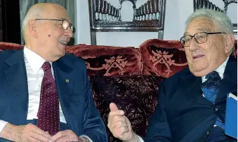  ??  ?? Il premio L’allora presidente della Repubblica Giorgio Napolitano con Henry Kissinger a Villa Madama, il 1° luglio 2008. Giorgio Napolitano, mercoledì prossimo, all’American Academy di Berlino, riceverà dalle mani di Kissinger il premio che porta il...