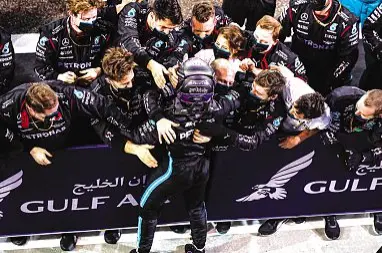  ?? ?? La gioia di Lewis Hamilton dopo la vittoria ottenuta nel 2021