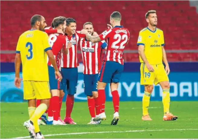  ?? EUROPA PRESS ?? Los jugadores del Atlético de Madrid celebran uno de los cuatro goles que le marcaron al Cádiz en el Wanda Metropolit­ano.