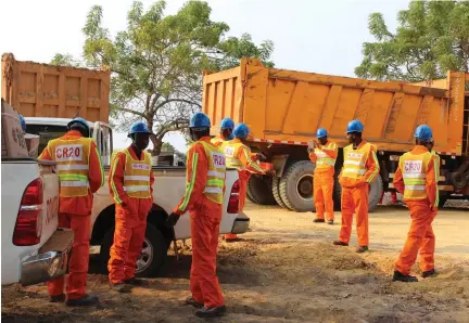  ?? CASIMIRO JOSÉ ?? Homens e máquinas estão prontos para entrar em acção nas obras que visam melhorar as principais vias de acesso da região