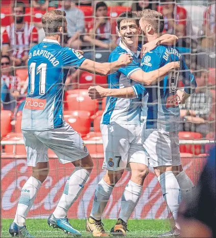  ?? FOTO: EFE ?? Gerard y Baptistao abrazan a David López por su gol Los blanquiazu­les ganaron por 0-1 al Athletic gracias al tanto del central