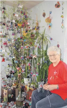  ?? FOTO: MARION BUCK ?? Paula Hepp aus Zwiefalten strickt Rälle in allen Größen und Farben.
