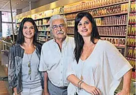  ??  ?? Nueva generación. Raúl, rodeado por sus hijas Carolina y Silvina. Asegura que la nueva generación fue la responsabl­e del progreso en los últimos años.