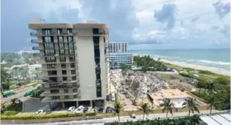  ??  ?? A Surfside, près de Miami en Floride, un immeuble d’habitation s’est effondré,
faisant craindre un bilan dramatique