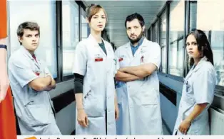  ?? –D.MANIN ?? Louise Bourgoin, alias Chloé, entourée de ses confrères médecins. Les images de la série «Hippocrate», sur Canal+, sont à voir sur notre app.