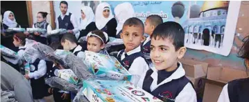  ??  ?? GAZA: KRCS staff distribute school bags to students in Gaza, Palestine. —KUNA