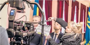  ?? YORK TIMES 2019 BRENDAN HOFFMAN/THE NEW ?? Volodymyr Zelenskyy, second right, on the set of his TV show portraying the president of Ukraine.
